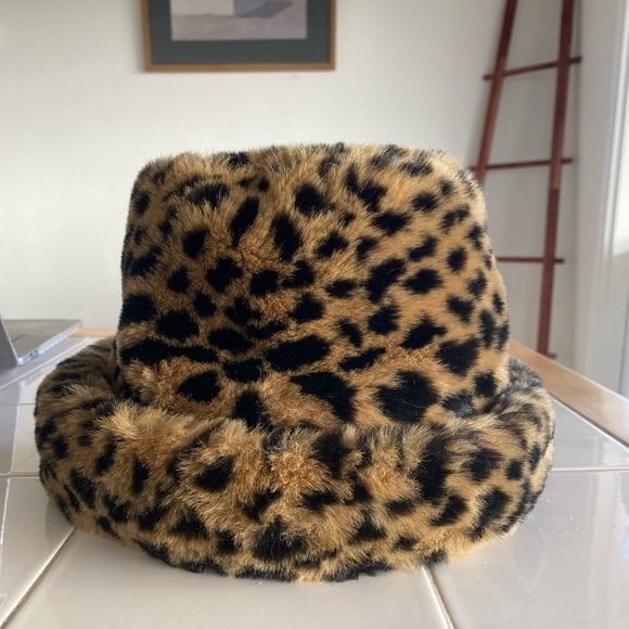 Accessories - 🔆 $7 ADD ON TO ANY ITEM 🔆 Faux Fur Cheetah Bucket Hat